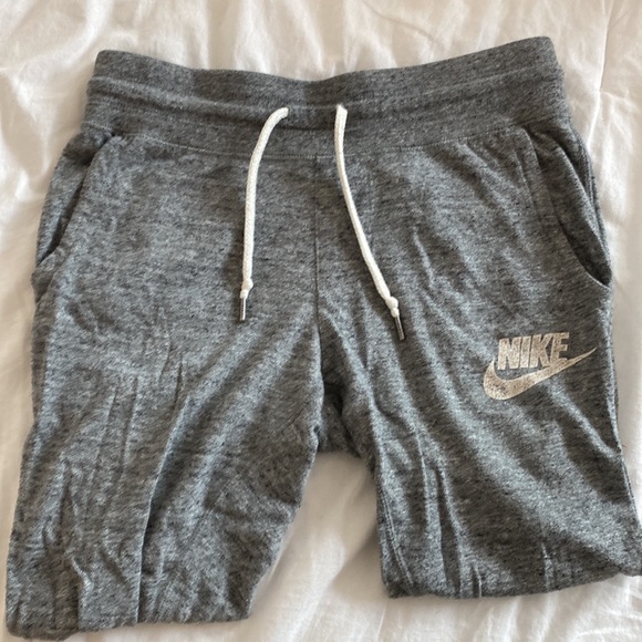 Women’s Nike Vintage Capri Sweatpants - Picture 4 of 5